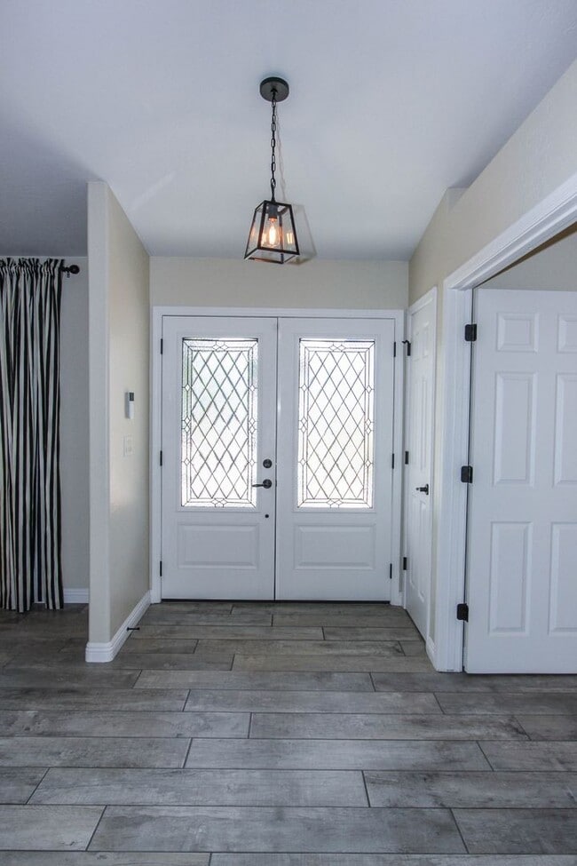 Building Photo - 3 Bedroom Home in Viewpoint East  Applicat...