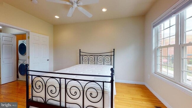 Building Photo - 615 16th St NE