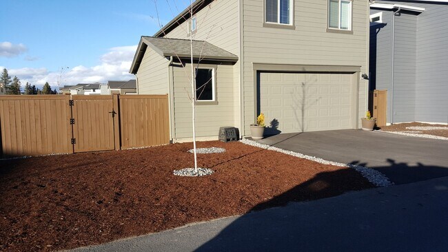 Building Photo - Stunning 3 Bed Home - Fenced Yard, Community Amenities & Pool!