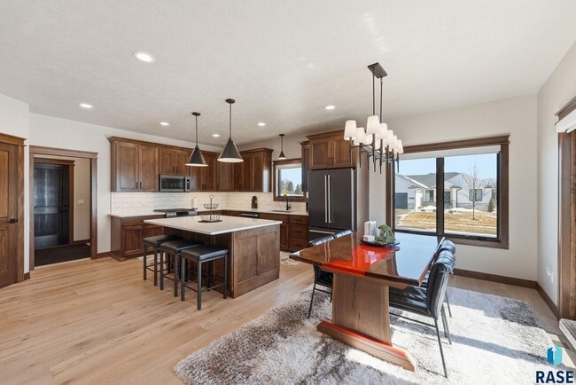 Building Photo - 2701 W Oak Hill Dr