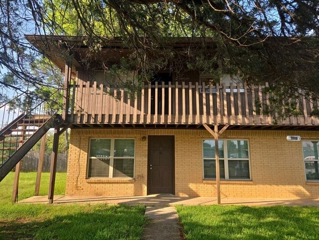 Primary Photo - Available Now! Updated, Downstairs 2 Bedroom 1 Bath Apartment!