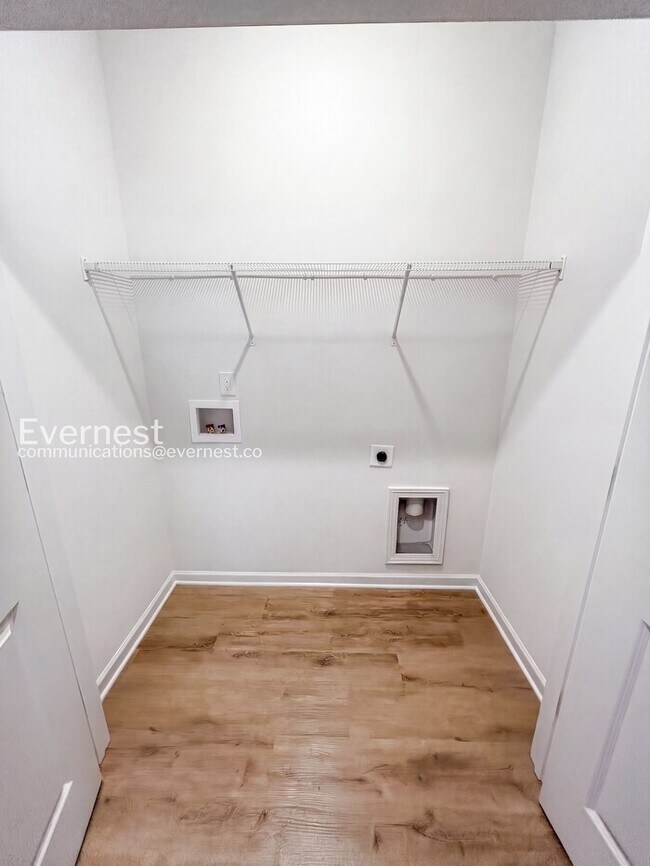 Building Photo - 3 Bed, 2 Bath Home with Garage / Pet-Friendly / Vouchers Accepted / Coming Soon!