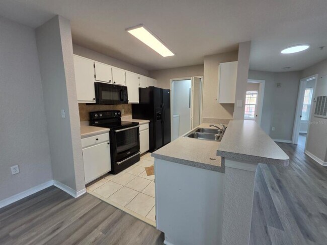 Building Photo - 5483 Vineland Rd