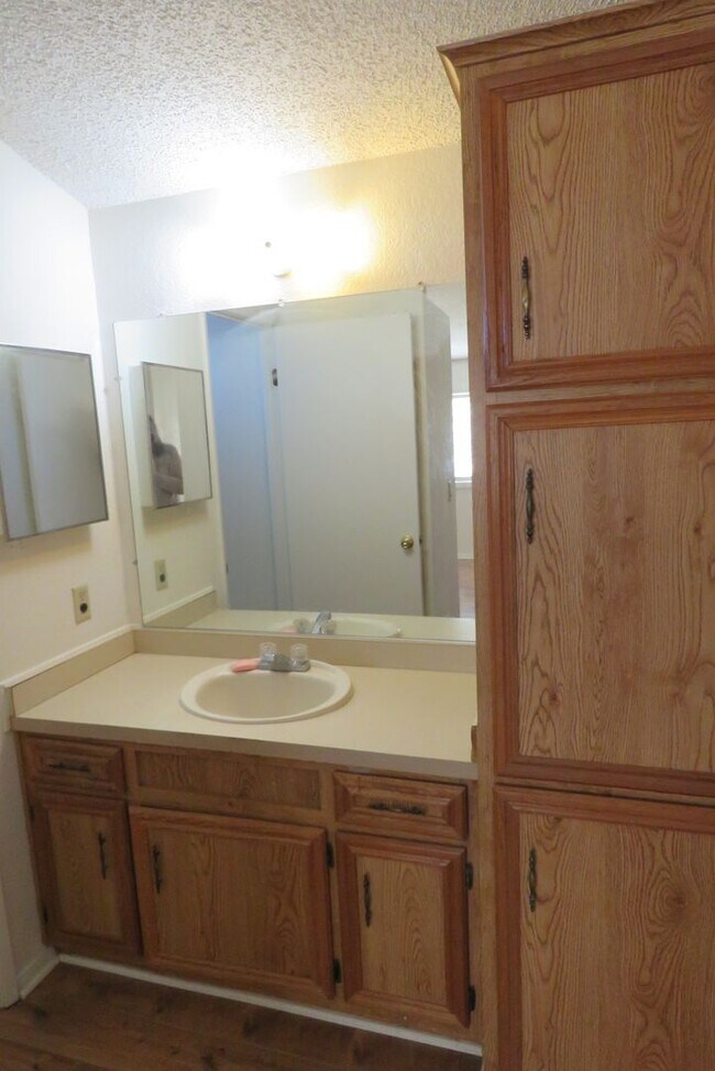 Building Photo - Quiet with Great Views! Available 11/1/25!