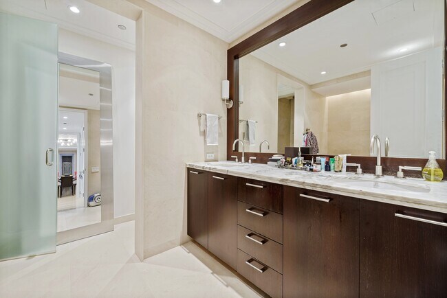 Building Photo - 159 E Walton Plz