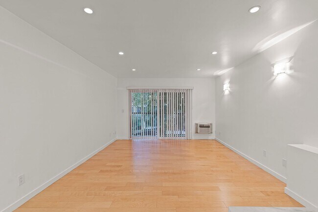 Building Photo - Fully remodeled 2BR/2BA Condo in prime West Hollywood!