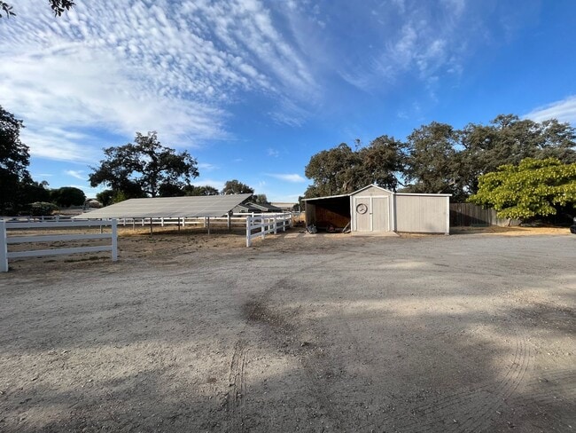 Building Photo - Country Property - ALL UTILITIES INCLUDED