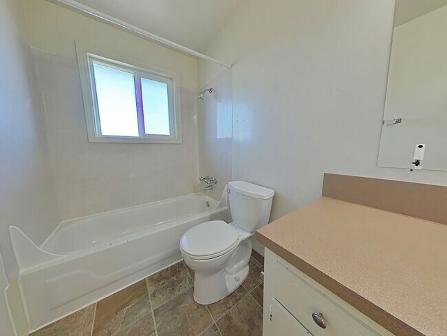 Building Photo - 3 Bedroom Apartment ~ Albany ~ Small Pet F...