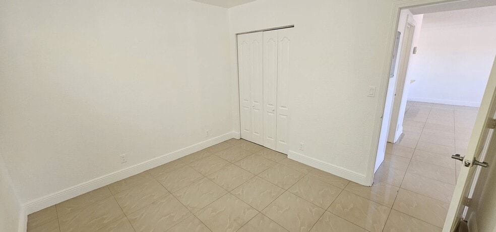 Building Photo - 110 SE 2nd St