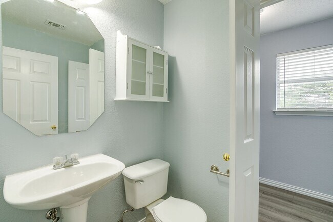 Building Photo - Spacious Well Maintained 2 Bed- 2.5 Bath T...