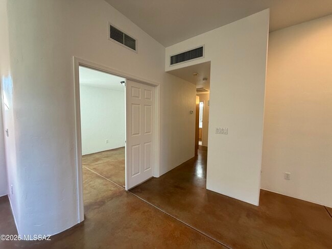 Building Photo - 1401 E English Ivy Ct