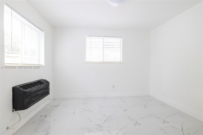 Building Photo - 979 SW 10th St