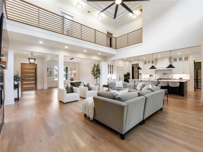 Building Photo - 566 Versailles Dr