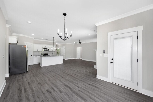 Building Photo - 4 Bedroom, 2 Bath