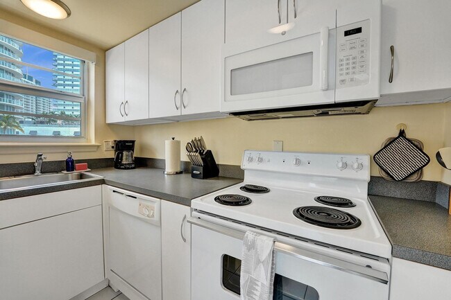 Building Photo - 341 N Birch Rd