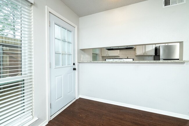 Building Photo - Remodeled Townhome with Granite & Stainless appliances