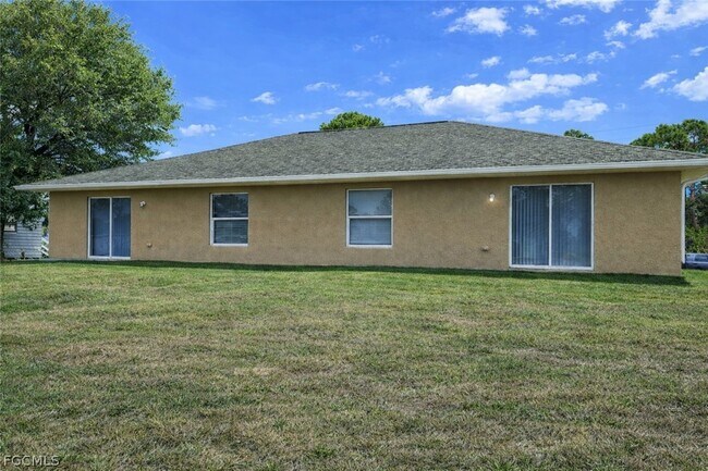 Building Photo - 2147 Fairway Dr