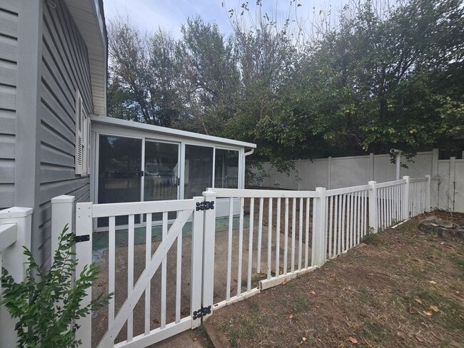 Building Photo - 1 Bedroom 1 Bath Home in Shawnee!