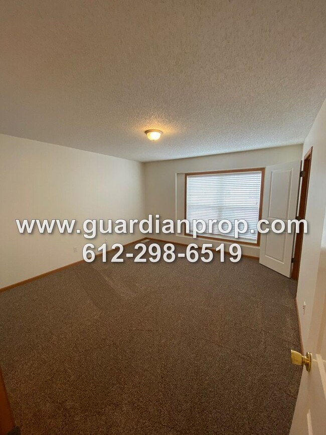Building Photo - Townhouse Available October 1, High Ceilings, Open Floor Plan, Lower Family Room w/Fireplace, Bal...