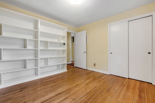 Building Photo - Stunning 3 Bedroom 2 Bathroom Mid-Century ...