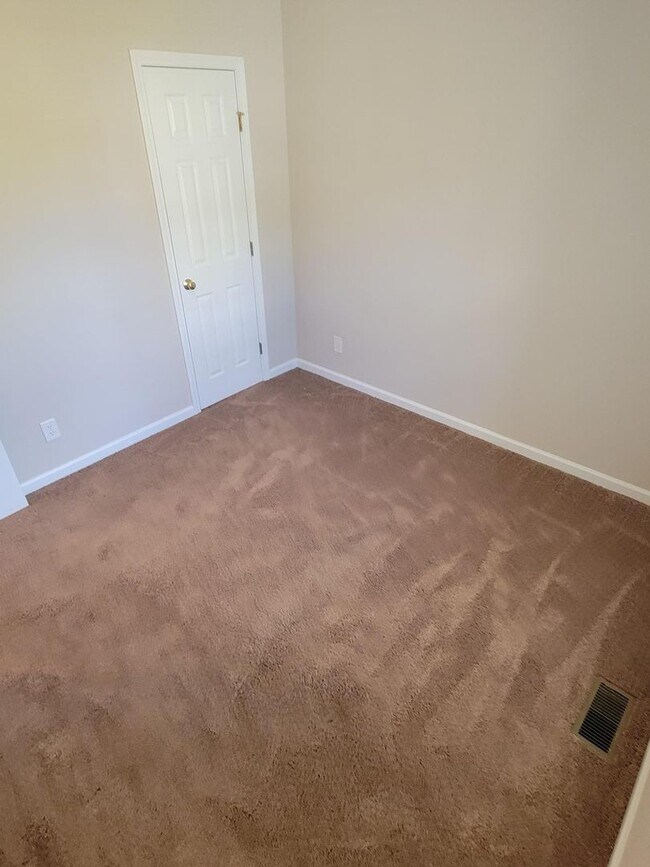 Building Photo - Beautiful three bedroom two bathroom house...