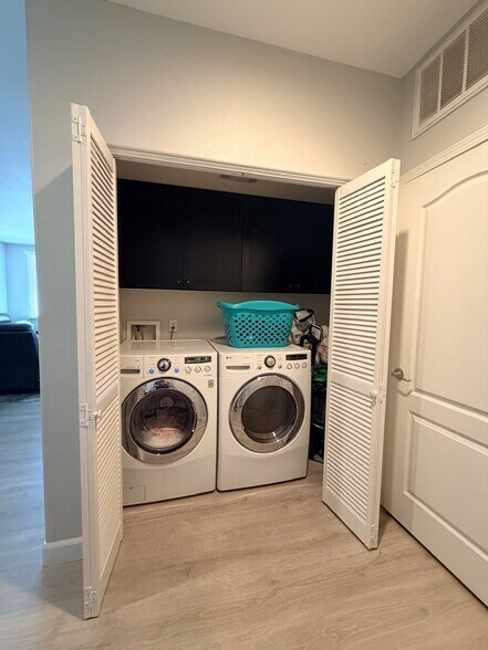 Laundry Closet - 3950 Ohio St