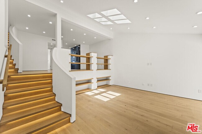 Building Photo - 13336 Maxella Ave