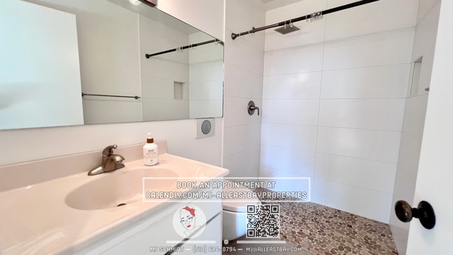 Building Photo - One of a kind 2bd/2bth with breathtaking views of the Bay, includes water, garbage, 1 parking spo...