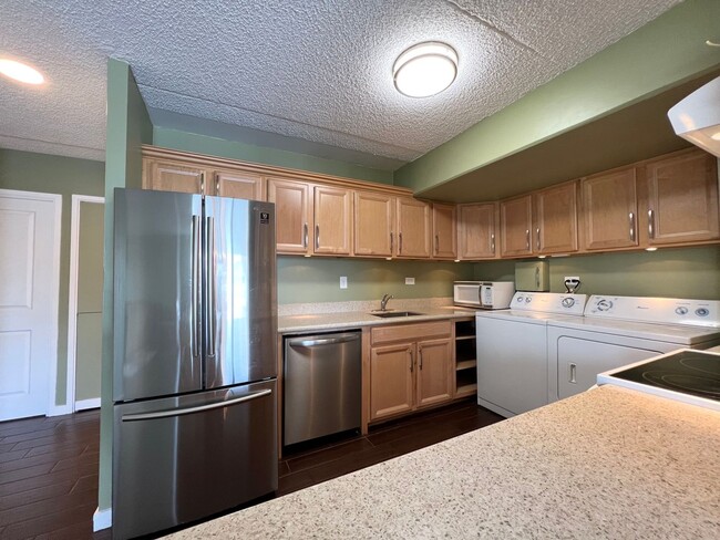 Building Photo - 2BD/2BA/2PKG. Furnished, Waikiki, Views, Breeze