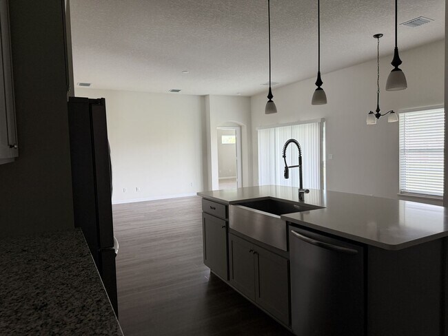 Building Photo - 4634 SW Athena Dr