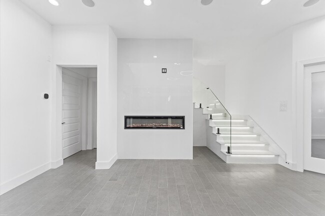 Building Photo - 10070 Cedardale Dr