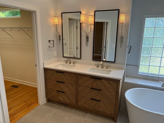 Building Photo - 4 Bed, 3.5 Bath Home w/  3 Car Garage in Williamson Co