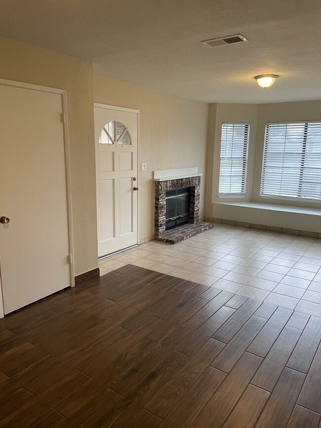 Building Photo - 1333 Woodside Dr