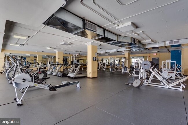 Building Photo - 4600 S Four Mile Run Dr