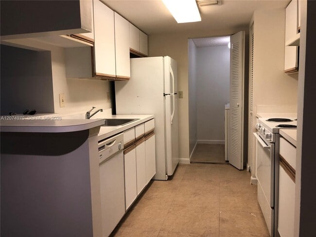 Building Photo - 9855 Westview Dr