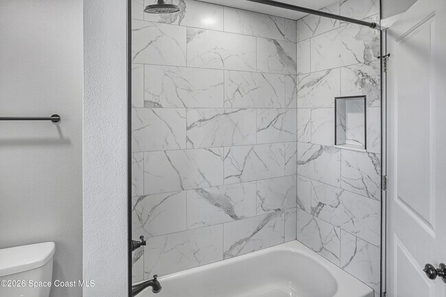 Building Photo - 580 Pine Tree Dr