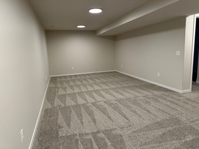 Building Photo - Ranch townhome with 2 stall garage. Spacio...