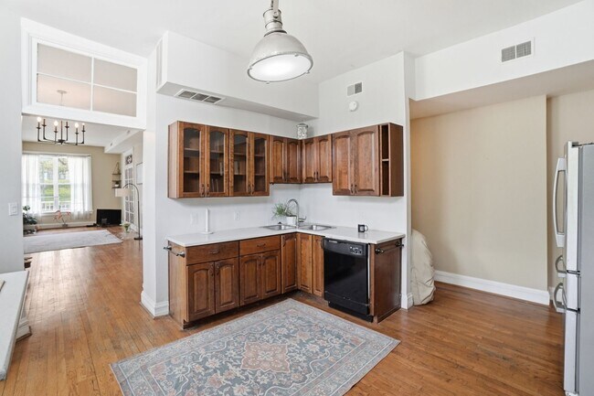Building Photo - 1220 Louden St