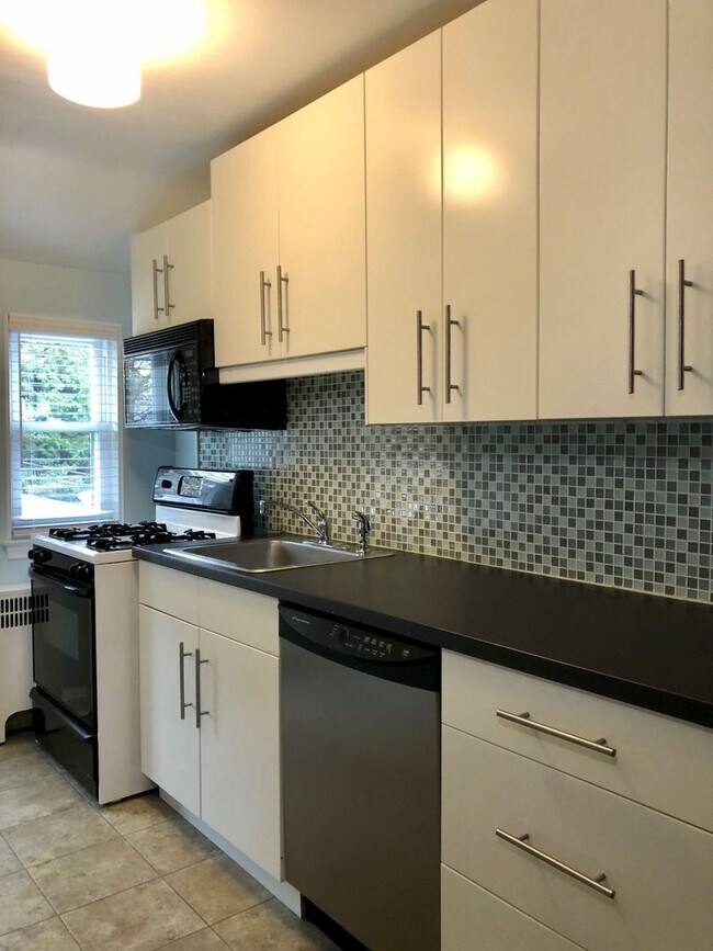 Building Photo - For Rent: Charming Residence on Ridge Ave