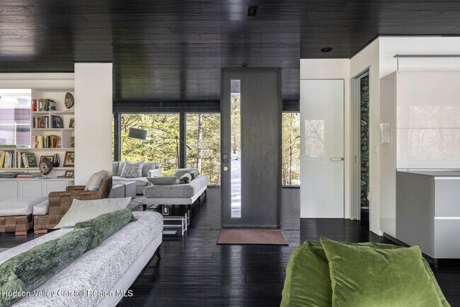 Building Photo - 70 Raybrook Dr