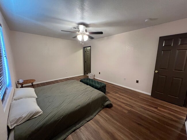 Building Photo - 3 BEDROOM HOME NEAR THE FOOTHILLS!