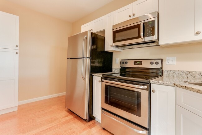 Building Photo - 51 Warner St