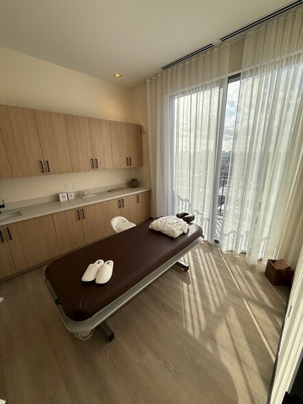 Building Photo - 1950 NW 1st Pl