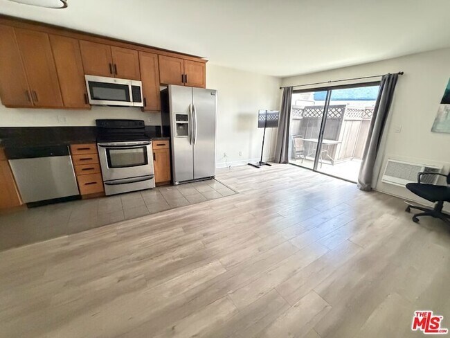 Building Photo - 10982 Roebling Ave
