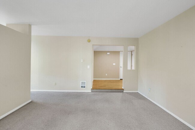 Building Photo - Your Sun-Drenched Redmond Retreat Awaits!