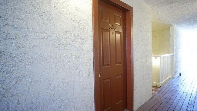 Building Photo - Charming 1/1 in Gated Community