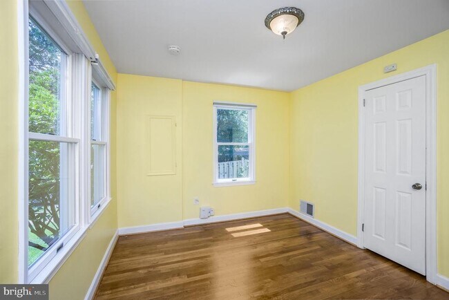 Building Photo - 2962 Strathmeade St