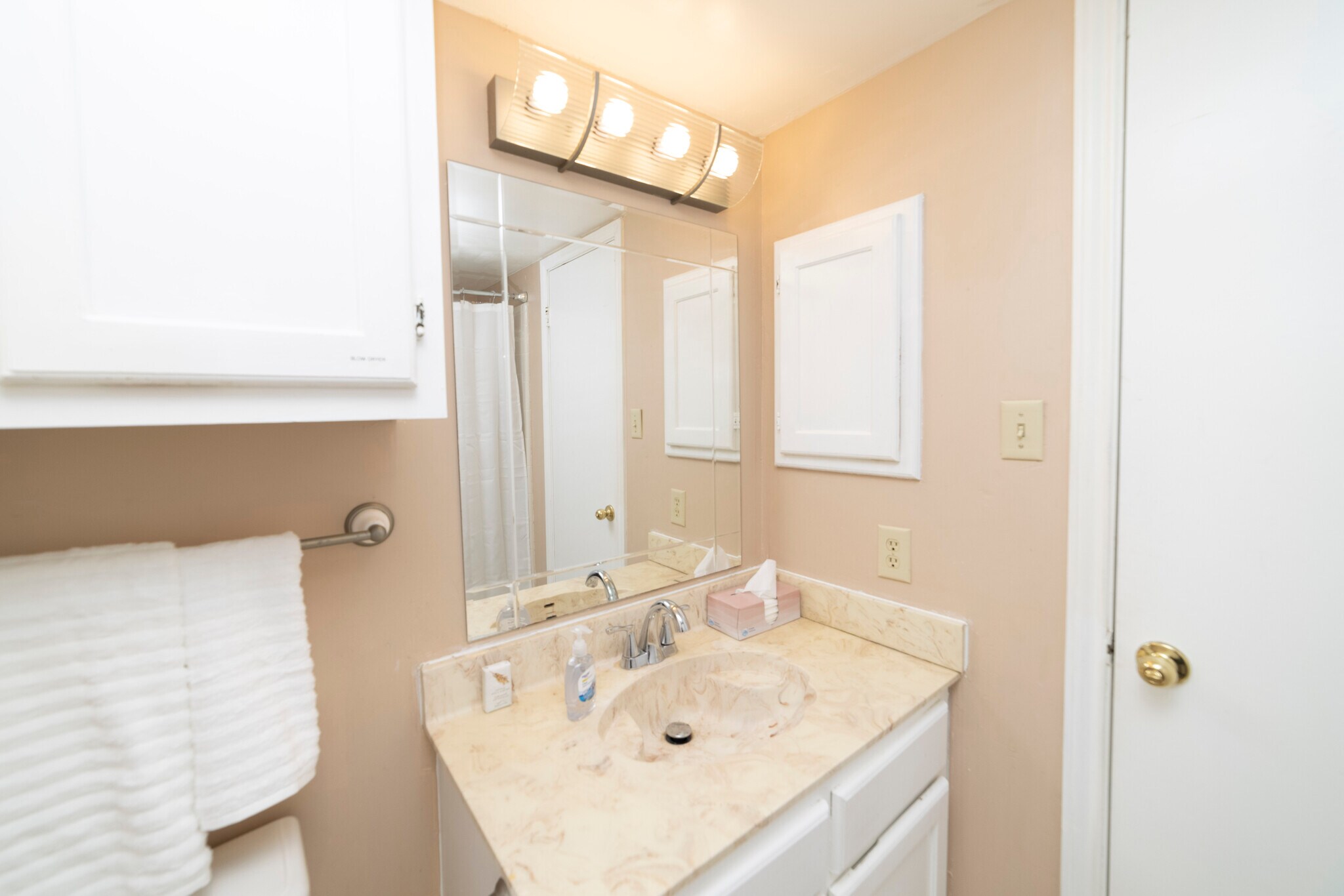 Complete bath - upstairs - 4107 Medical Dr