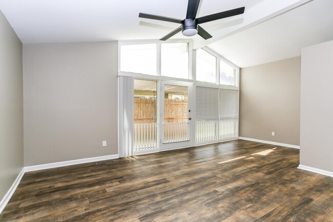 Building Photo - 3230 Vanderberg Ave