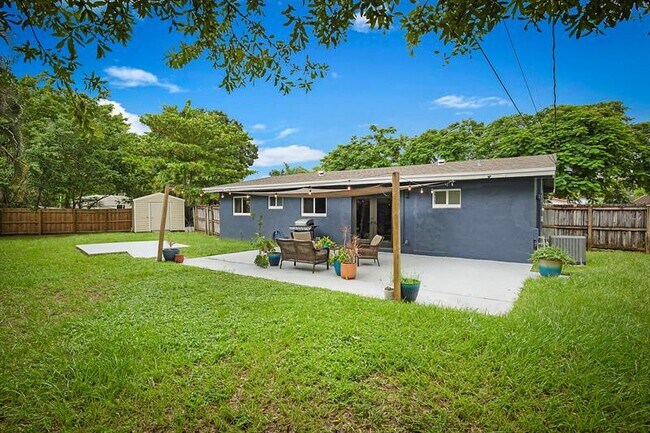 Building Photo - 1701 SW 32nd Ct